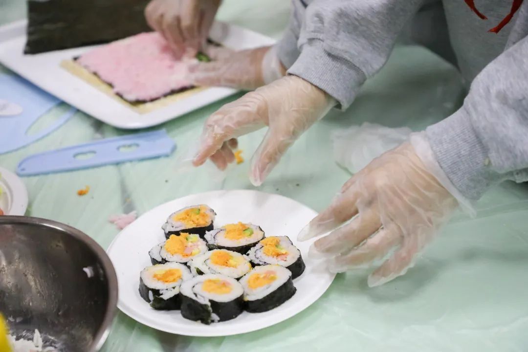 做寿司、钉纽扣、投垃圾——济南开元外国语小学开展劳动课程展示活动