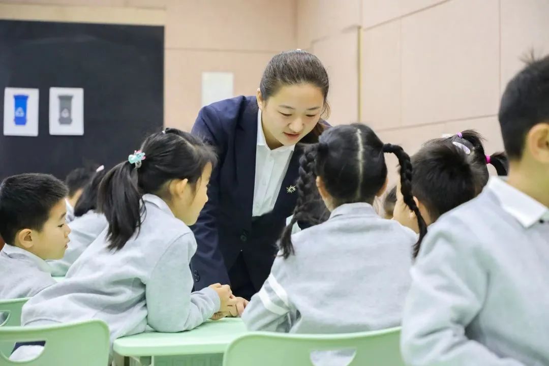 做寿司、钉纽扣、投垃圾——济南开元外国语小学开展劳动课程展示活动