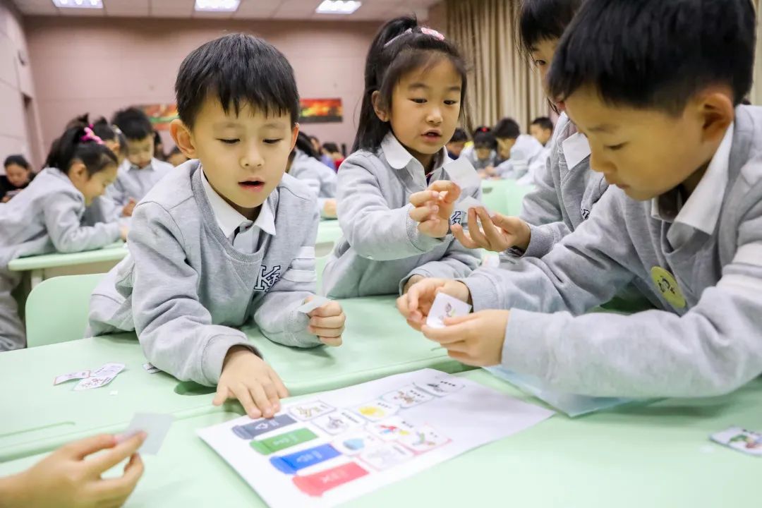 做寿司、钉纽扣、投垃圾——济南开元外国语小学开展劳动课程展示活动