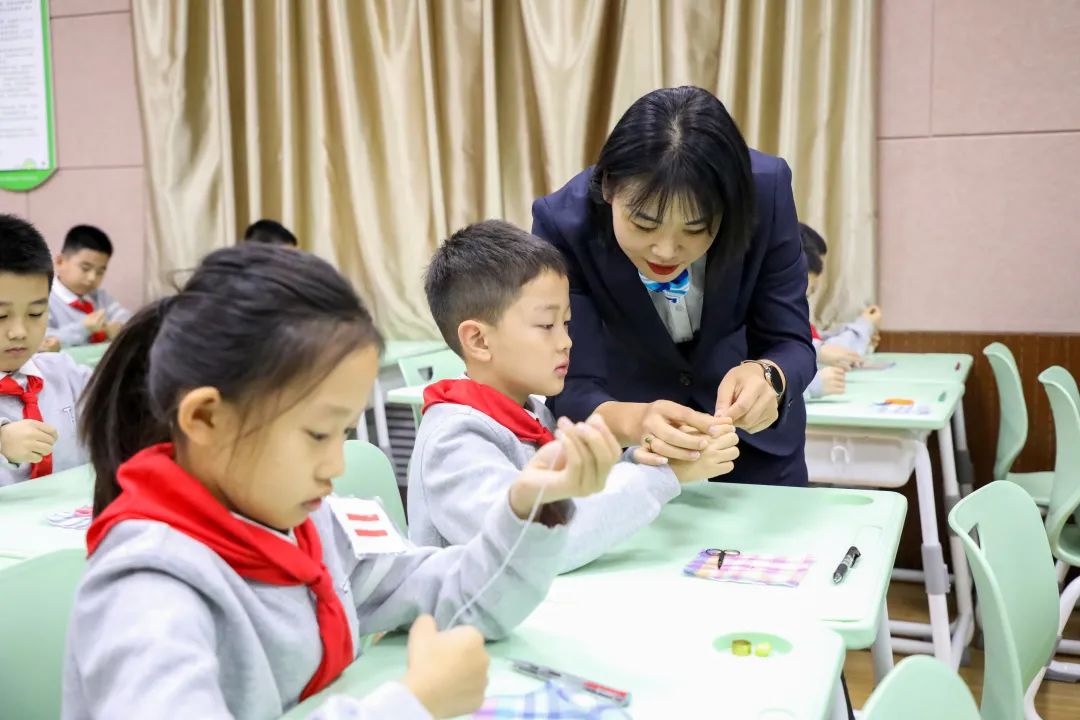 做寿司、钉纽扣、投垃圾——济南开元外国语小学开展劳动课程展示活动