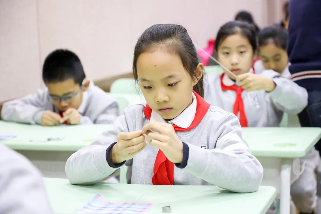 做寿司、钉纽扣、投垃圾——济南开元外国语小学开展劳动课程展示活动