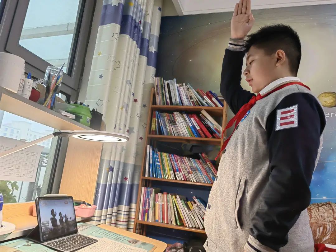 居家视角，济南高新区汉峪小学全体师生举行“云端”升旗仪式