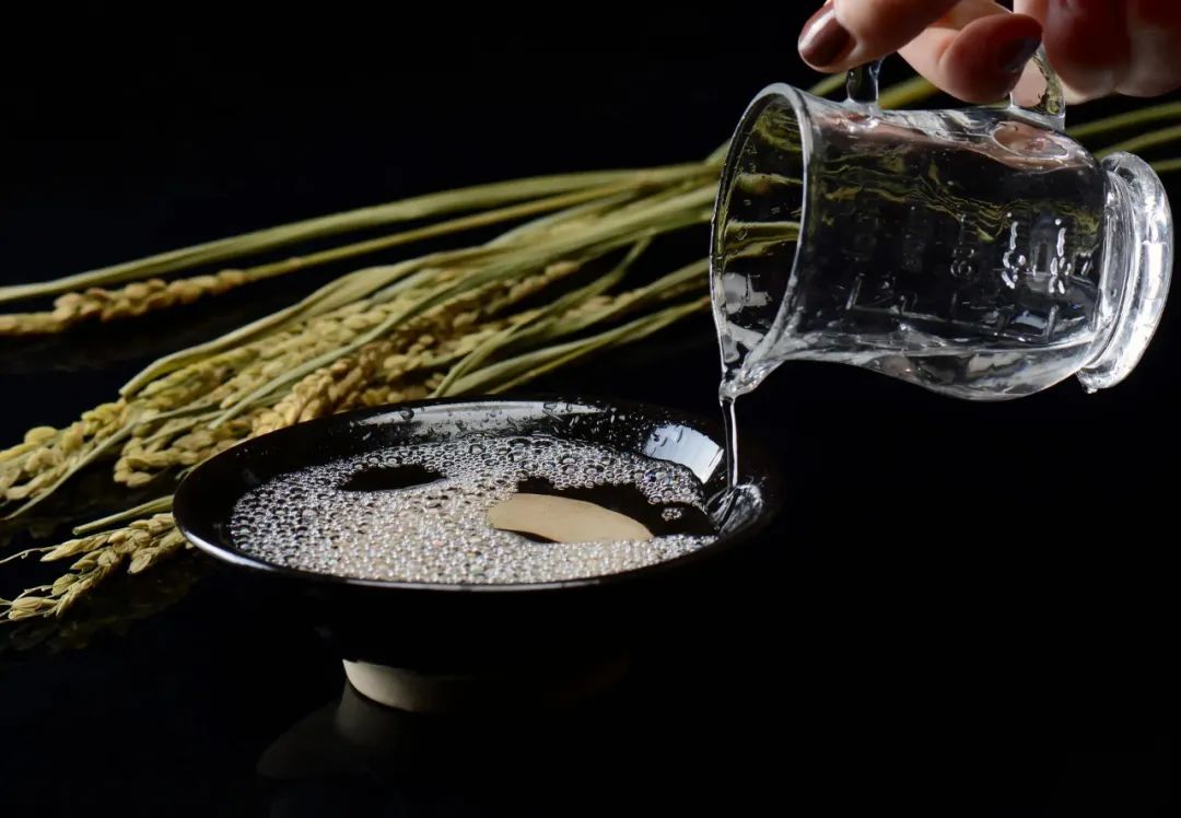 花冠年份酒栉风沐雨一甲子，滴滴皆真醇