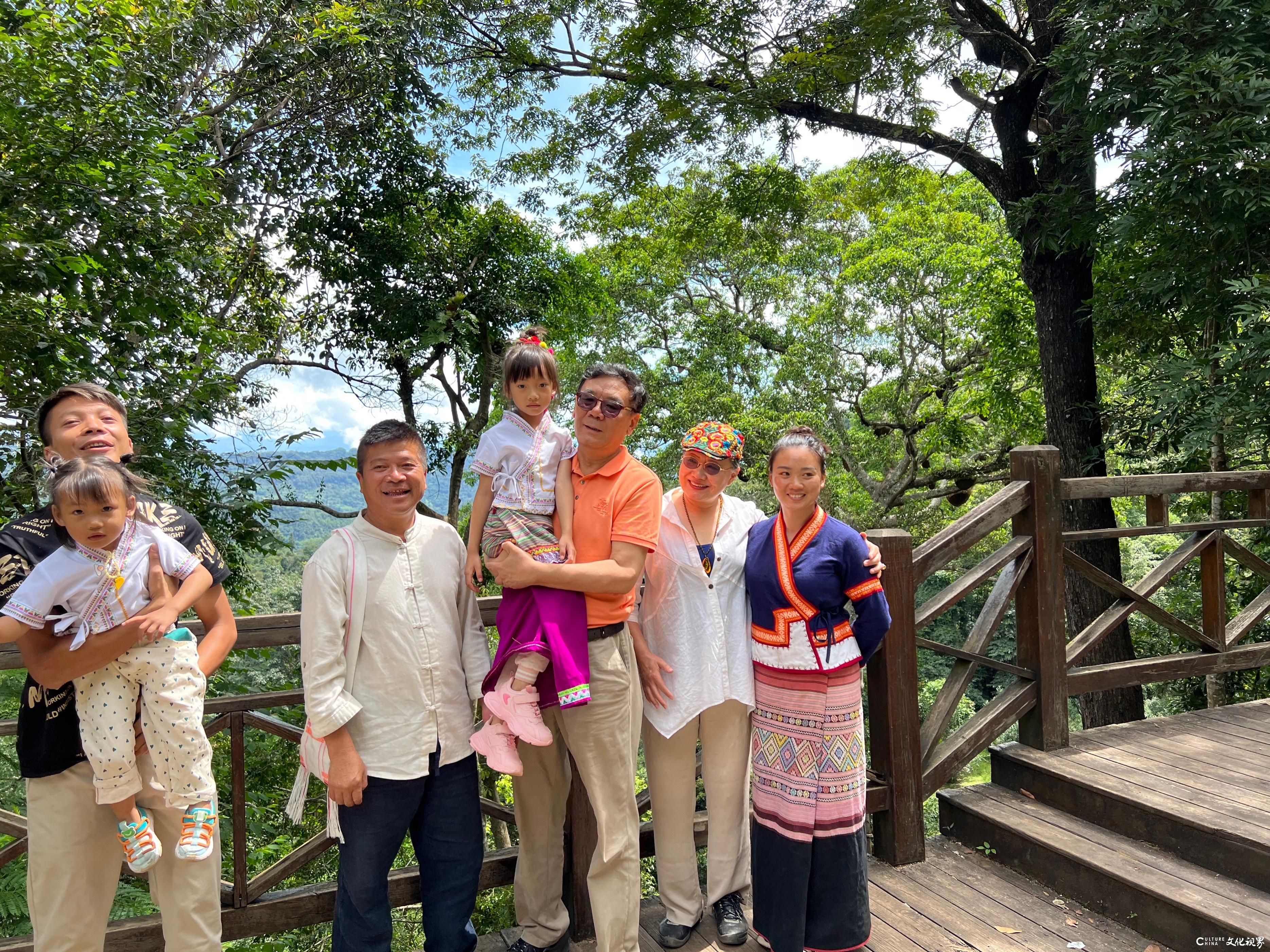 著名画家舒建新写生云南普洱景迈茶山，与布朗族兄弟南康结下深厚友谊 