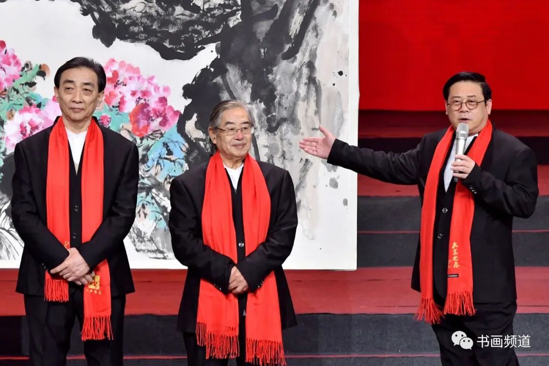 著名画家徐里、郭怡孮、王培东、郭石夫、邓远坡联袂创作《南国春满》，笔墨韵味十足