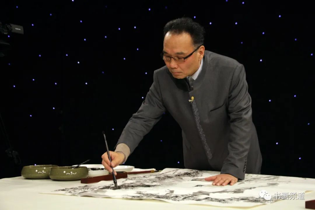 笔墨传达高古精神——著名画家任惠中现场创作《高士图》