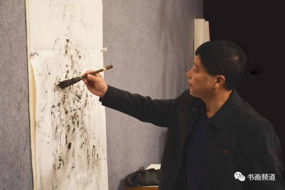 硬朗遒劲  大气磅礴——著名画家祁海峰现场创作《春风又渡太行山》
