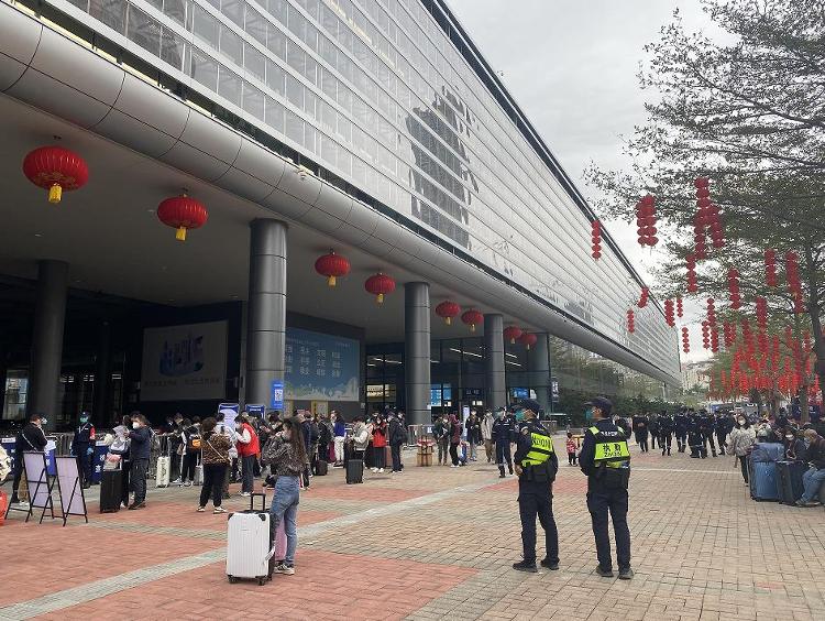 深港恢复通关首日，超3万人经陆路口岸进出香港