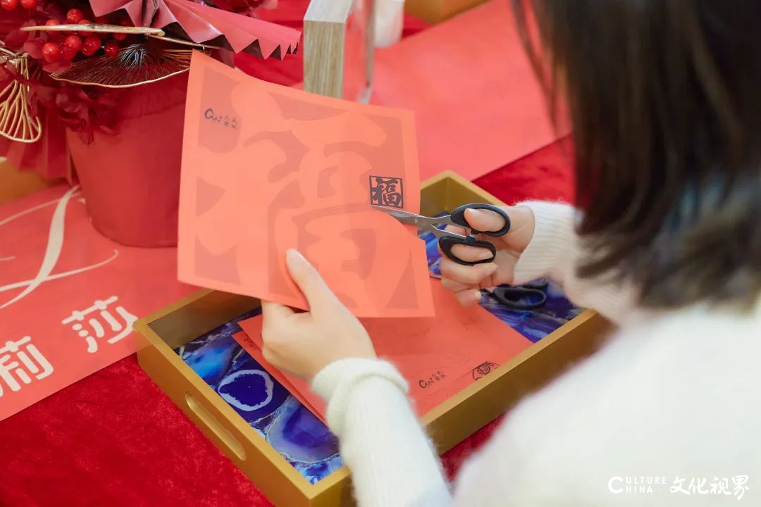 剪窗花、接福气，莎蔓莉莎的体验官这样迎新年