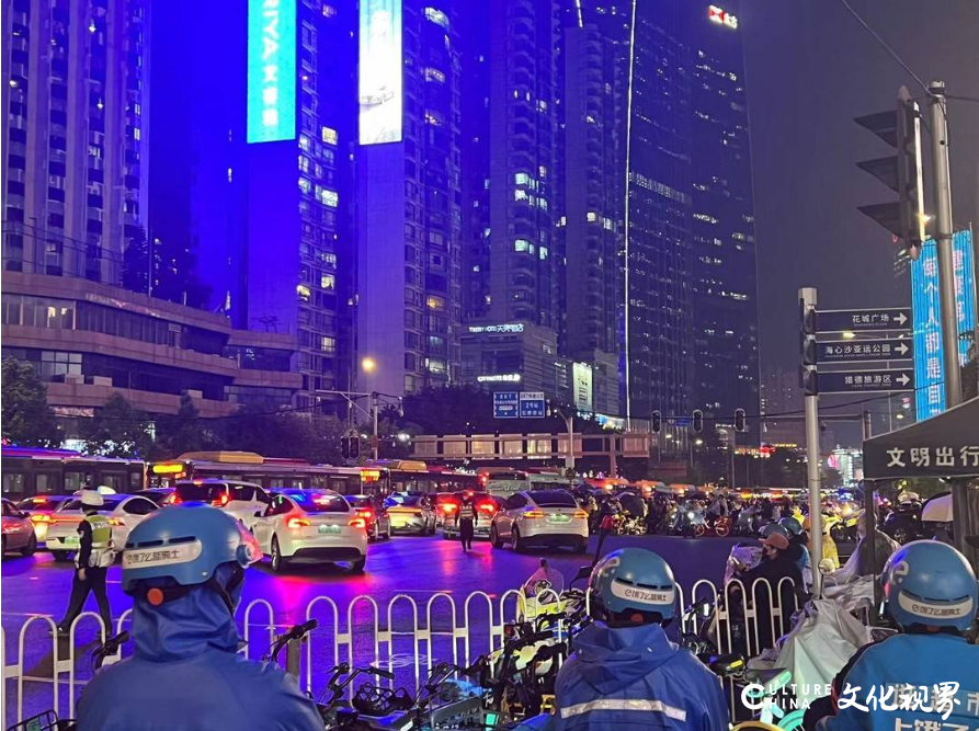 广州一宝马SUV冲撞人群致5死13伤，司机已被警方控制