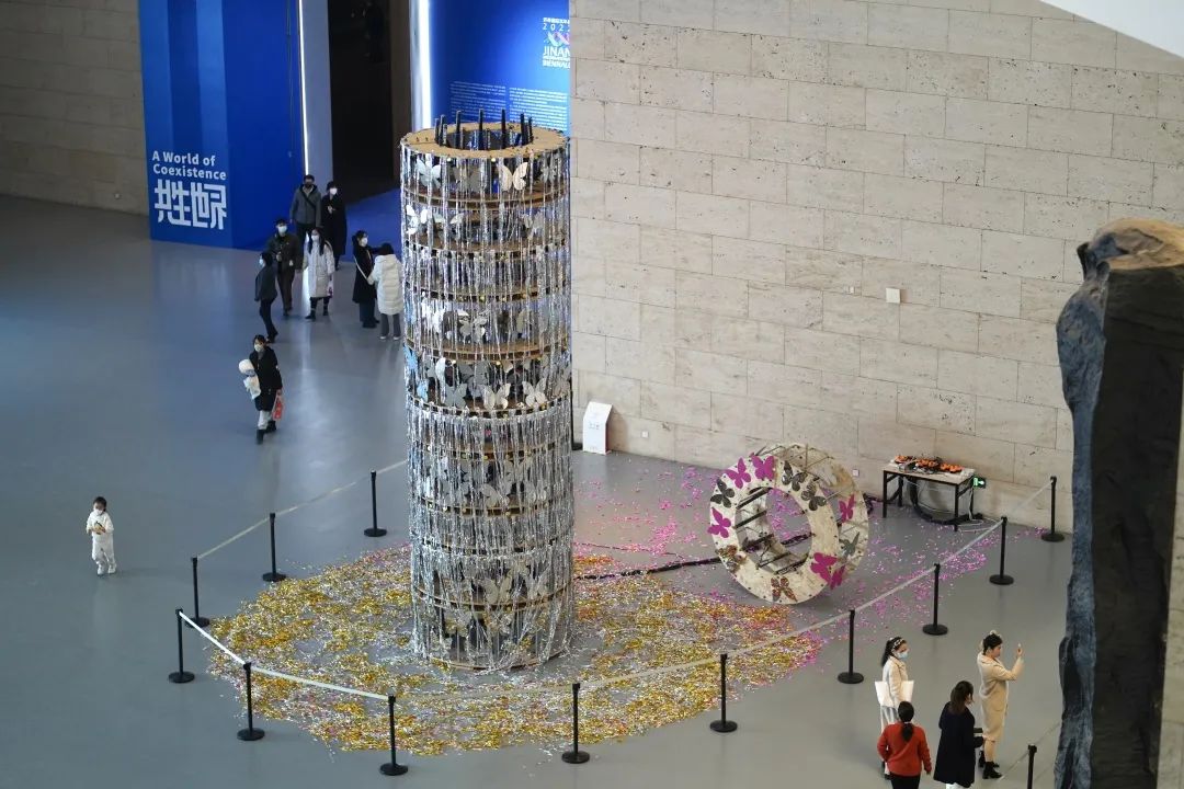 明日11：00，大型冷烟花装置《花彩艺术 神柱：绽放》在山东美术馆首秀开爆