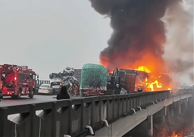 湖南许广高速发生多起追尾事故，已致16死66伤
