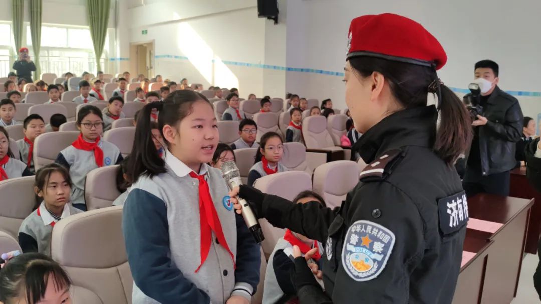 “济南公安女警先锋宣讲团”走进山师汉峪小学，送上开学第一份安全和健康