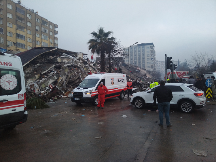新华社记者直击土耳其强震灾区现场