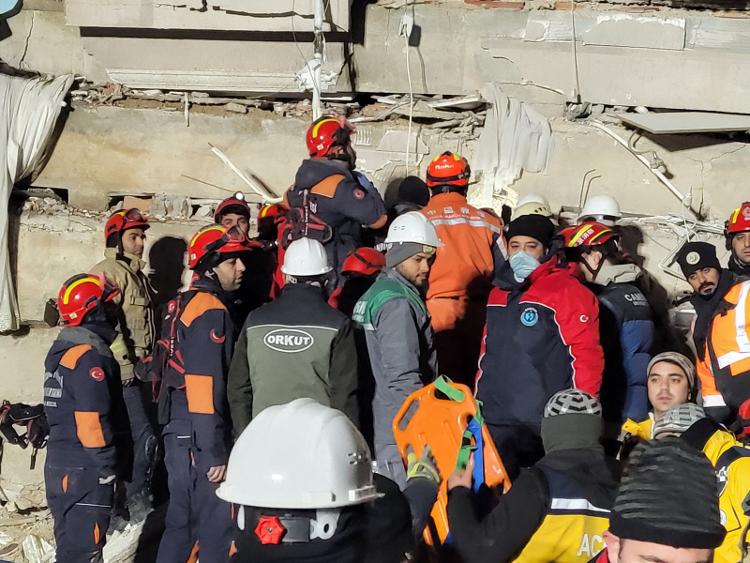中国救援队抵达土耳其哈塔伊灾区，与土方共同营救出一名幸存者