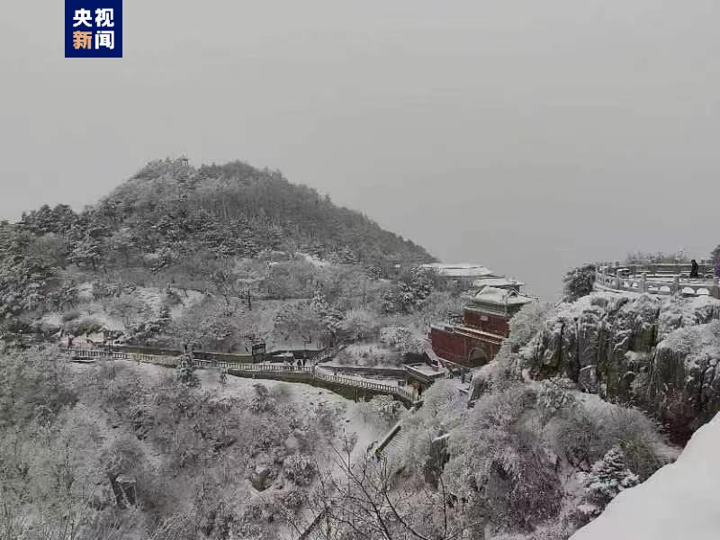 受降雪影响，泰山景区部分专线旅游车和索道暂停运行