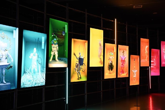 名家话展 | 80后艺术家田晓磊探展济南国际双年展： 《神话》意外“走红”，“解构”让艺术“出圈”