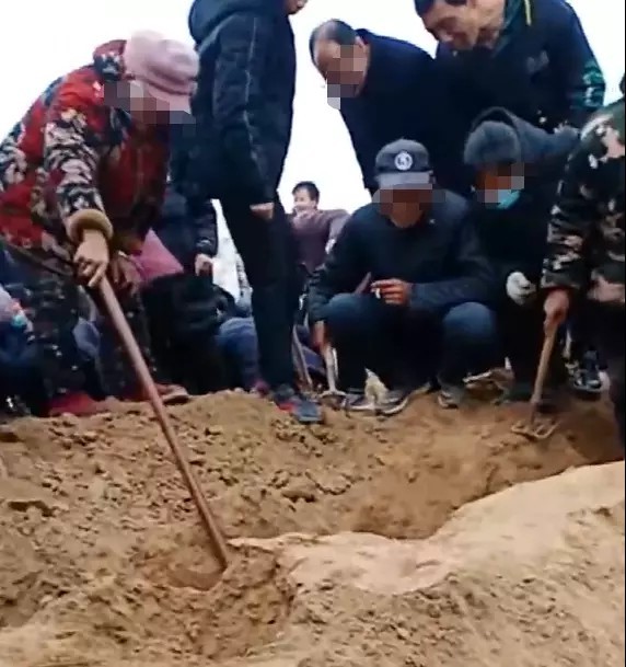 菏泽东明县发现汉朝古墓？当地：系炒作，村民争挖的只是几枚铜钱