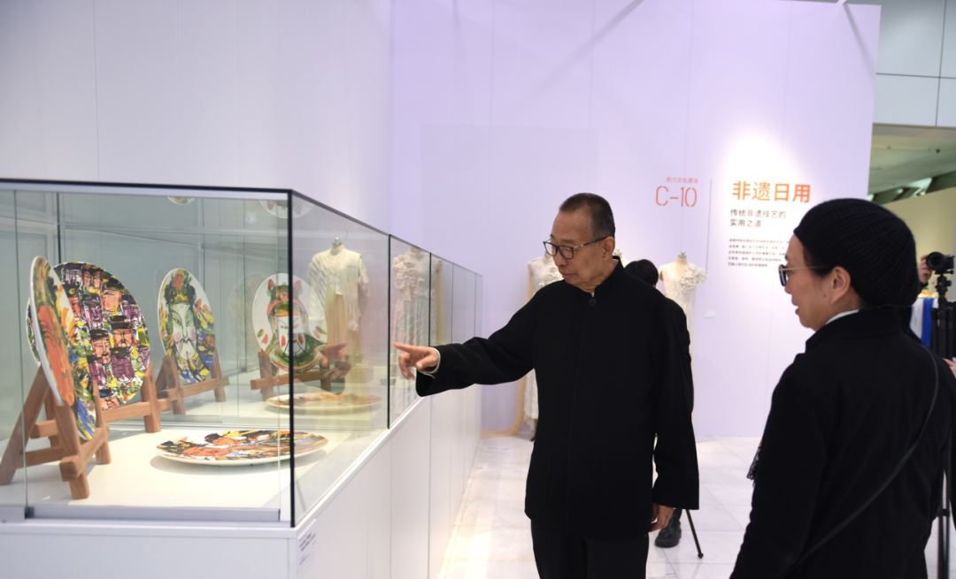 潘鲁生出席第四届中国设计大展及公共艺术专题展开幕式