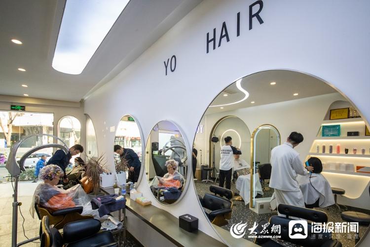 “二月二”理发店忙疯了！等位近一小时，绝大多数为年轻人