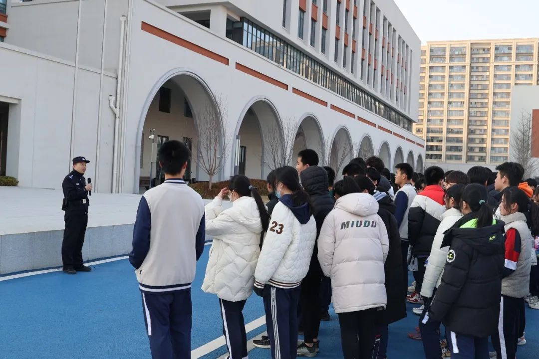 青岛海尔学校联合崂山区公安局中韩派出所，开展校园反恐防暴演练