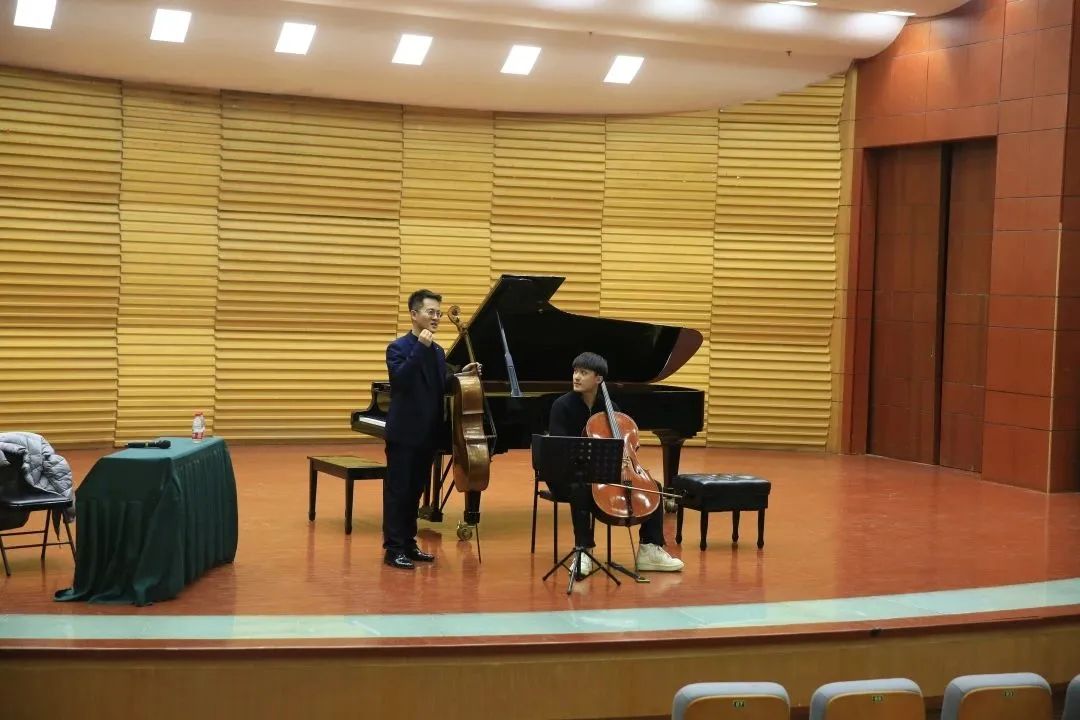 “网红”大提琴演奏家方义嘉博士在山艺举行公开讲座