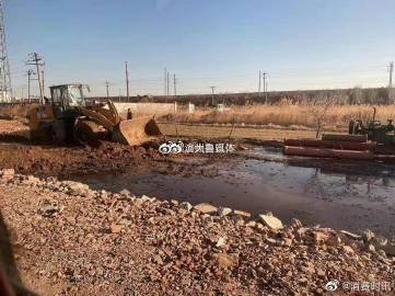 滨州原油管道被挖断，造成大面积土地污染