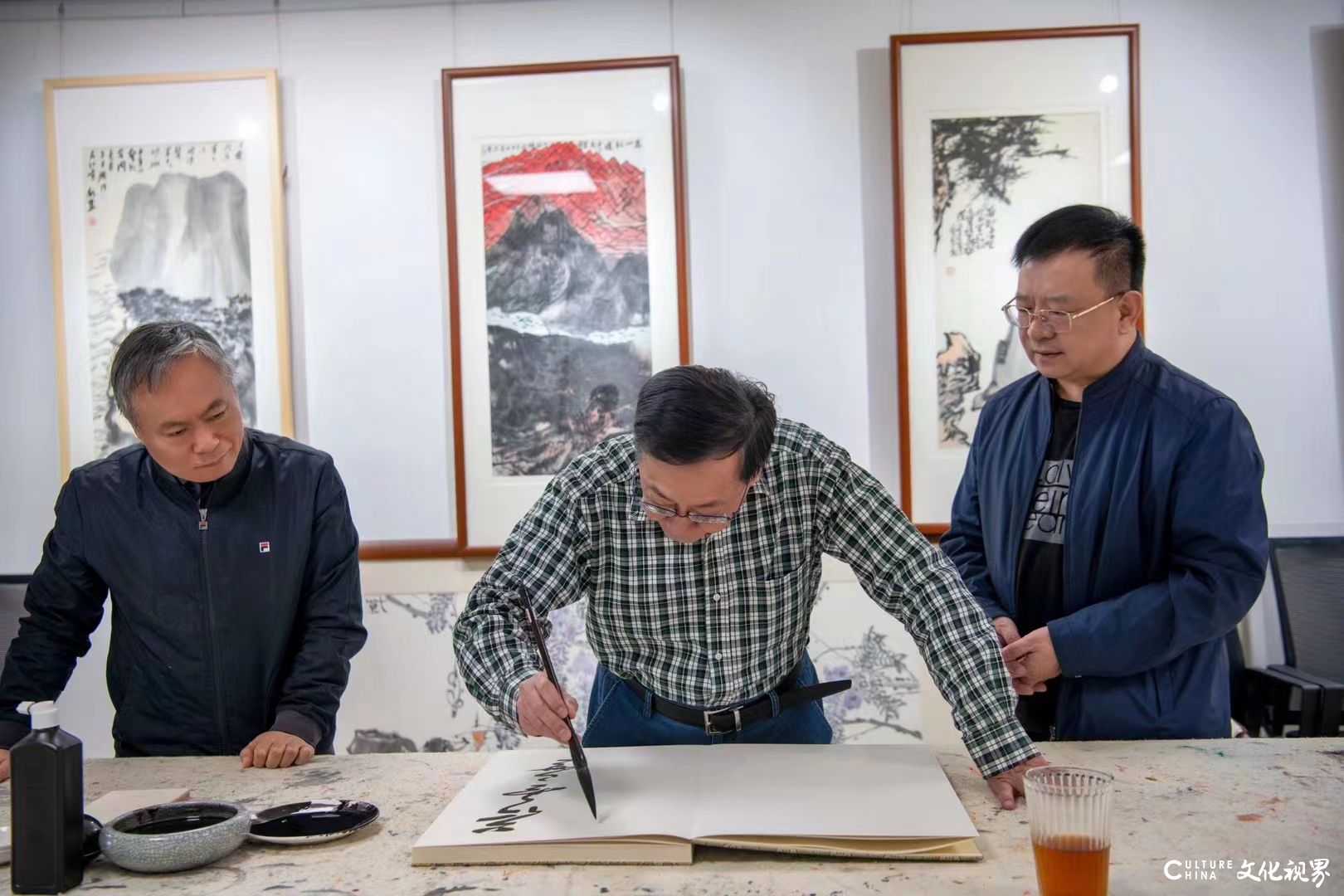 书写古典与现代的“交响曲”——著名书法家郑训佐、王磊在文化视界茶叙艺事、真情留墨