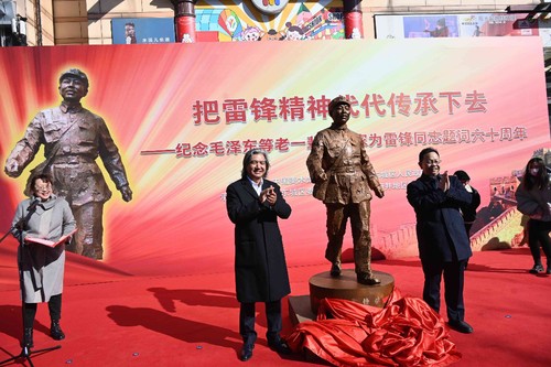 吴为山创作，雷锋同志铜像在北京王府井步行街揭幕