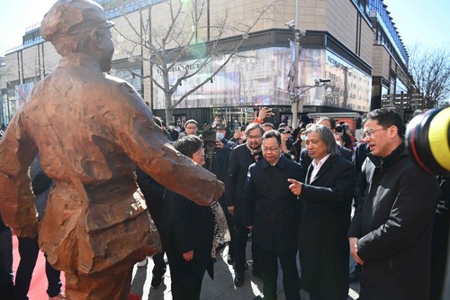 吴为山创作，雷锋同志铜像在北京王府井步行街揭幕