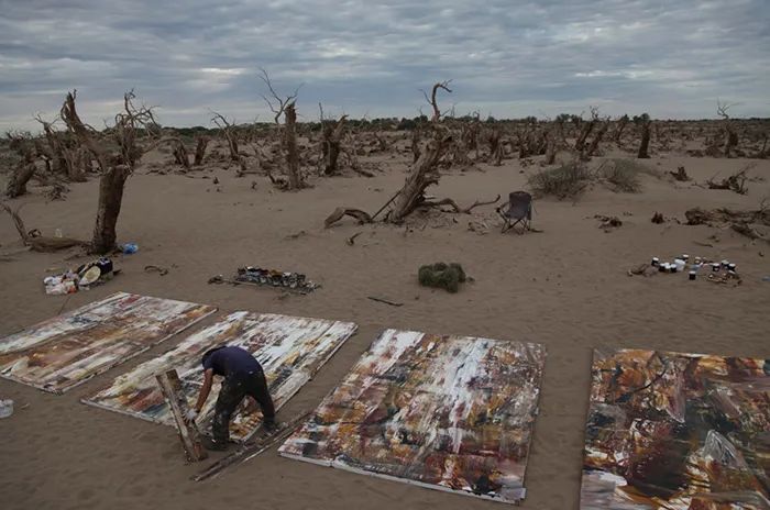 “荒野艺术家”刘商英：12年穿越万里荒原，用身心和画笔“触摸”自然