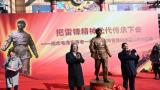 吴为山创作，雷锋同志铜像在北京王府井步行街揭幕