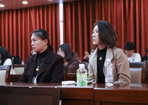著名画家岳海波在山东青年政治学院讲授“艺术的气质”
