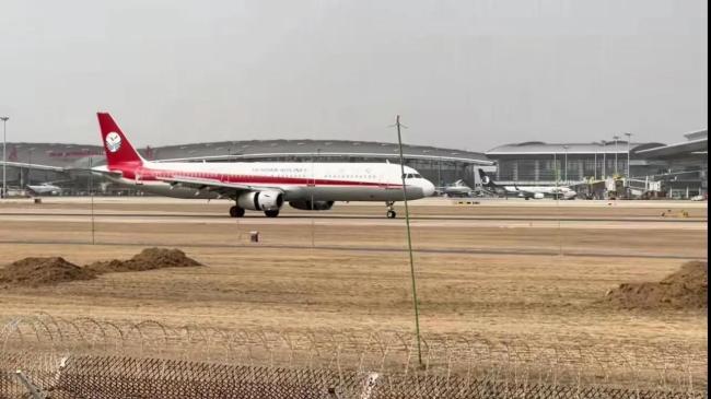 起飞时跑道旁大型自卸车同时卸土，济南机场如此确保飞机安全？
