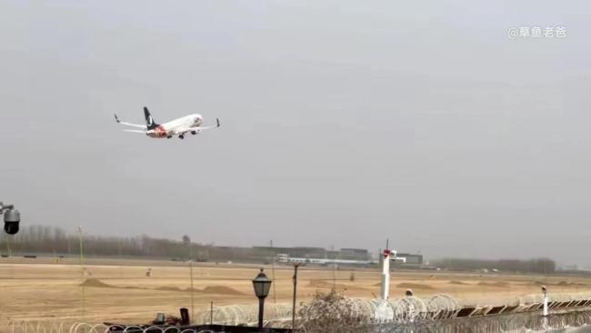 起飞时跑道旁大型自卸车同时卸土，济南机场如此确保飞机安全？
