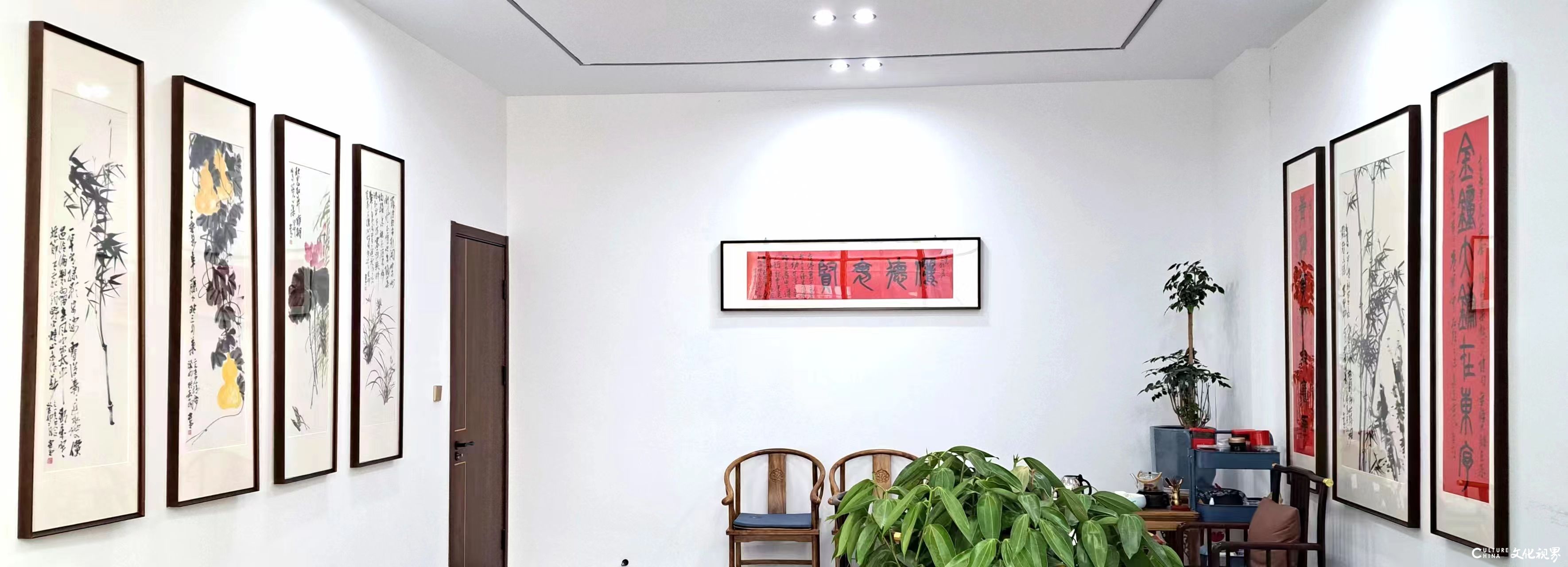 著名美术评论家陈传席应邀到临沂坤元书画院指导工作