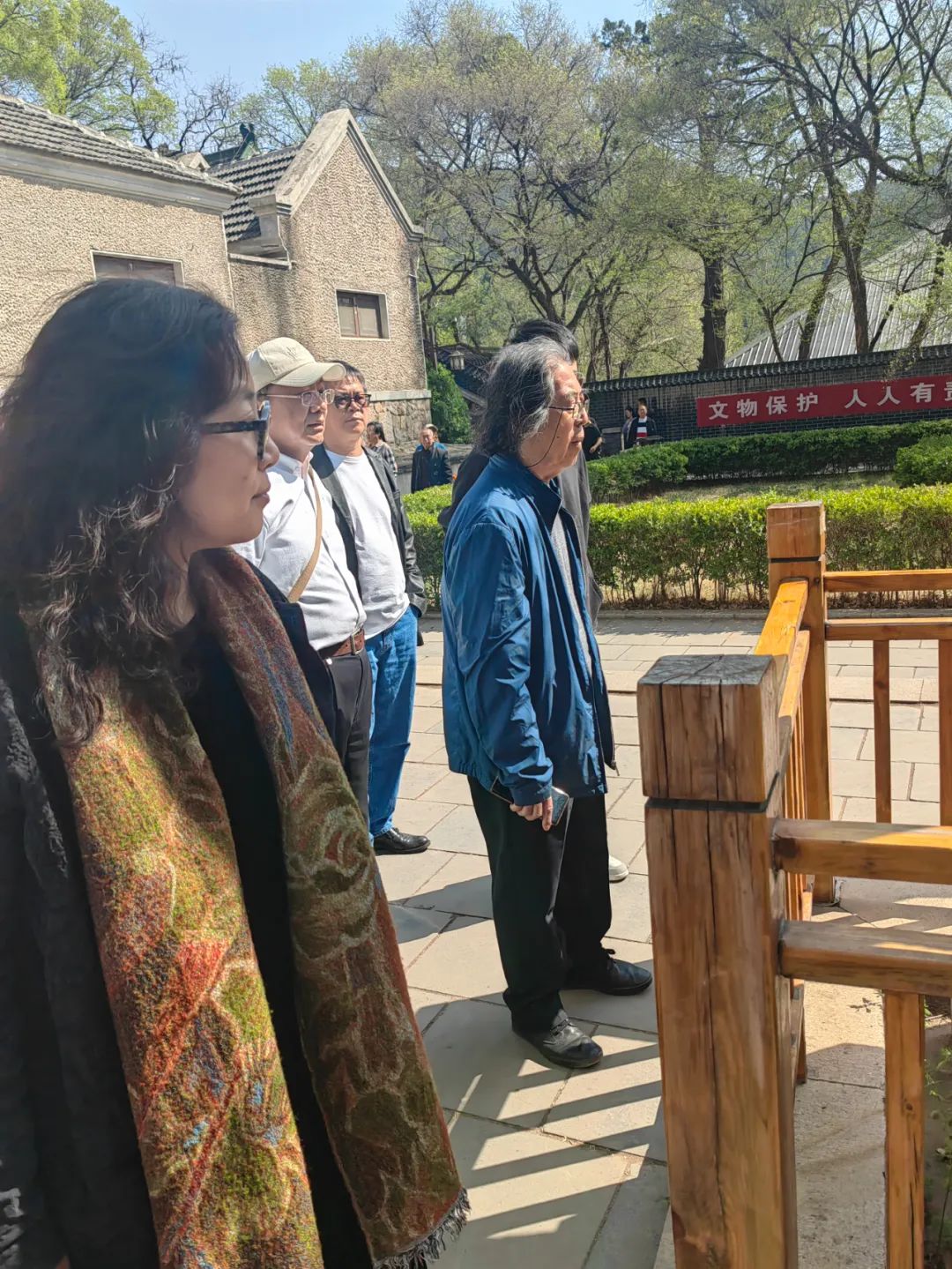 著名美术理论家、画家刘曦林一行赴济南灵岩寺考察