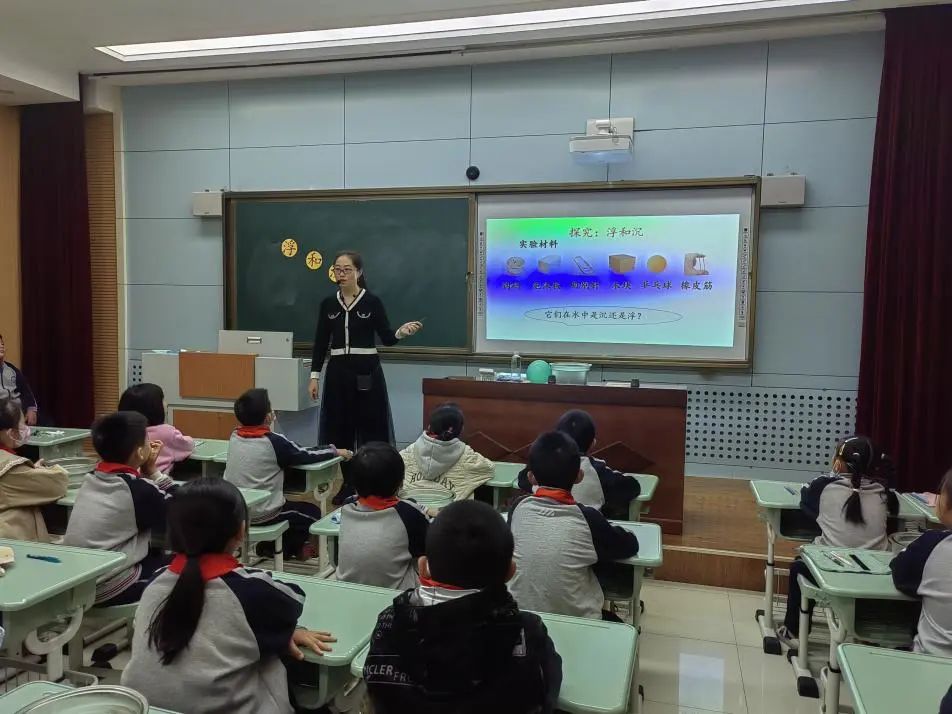 济南万象新天学校西校区举行科学教研活动，促进教师专业进步