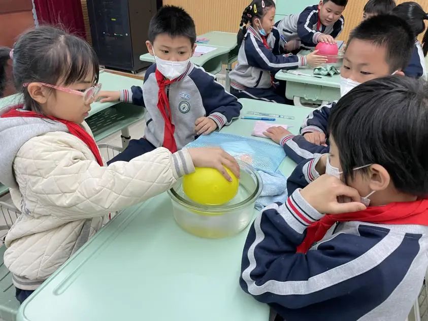 济南万象新天学校西校区举行科学教研活动，促进教师专业进步