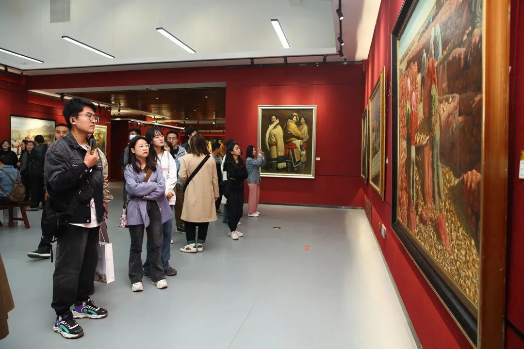 扎根西部，著名画家房建平以独特的艺术视角关注现实
