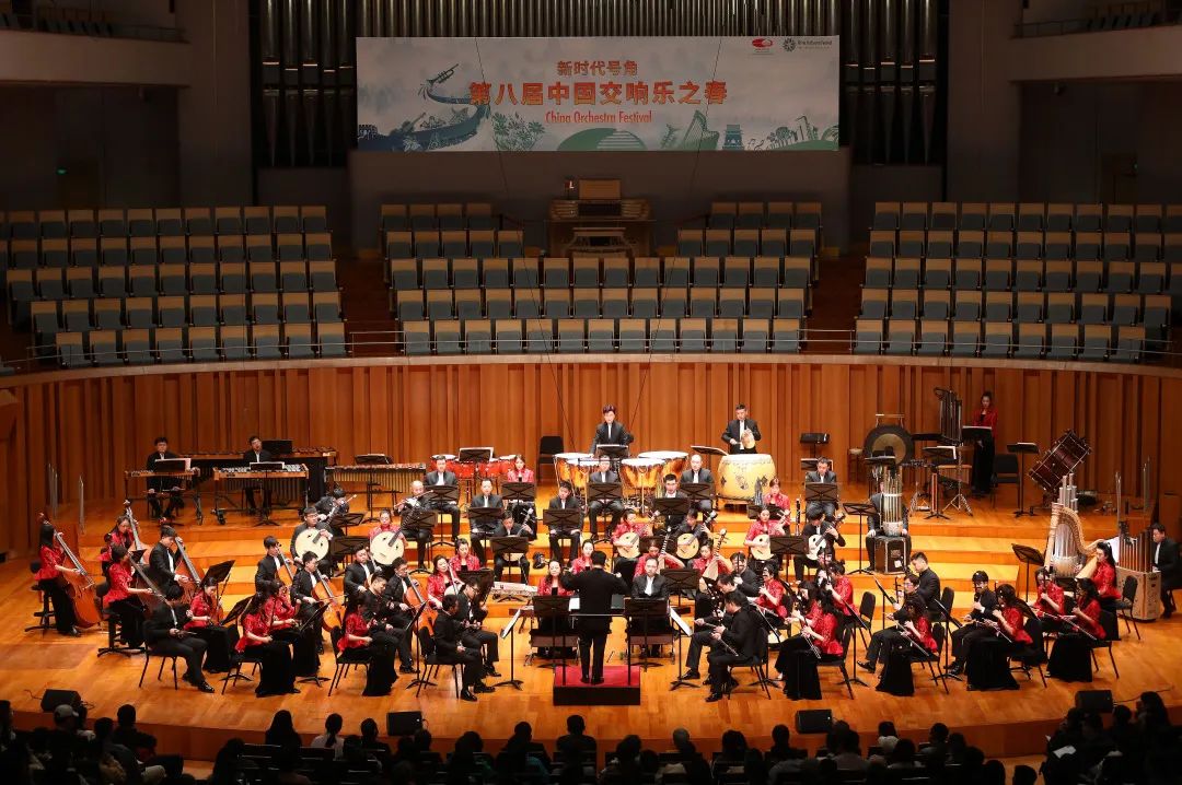 音画相融，“画外之音”中央民族乐团音乐会在国家大剧院音乐厅举办，著名山水画家何加林现场作画