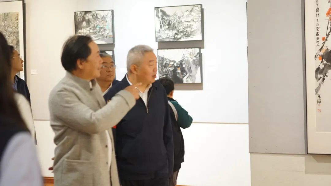 “观山照水——梁明艺术展”在临沂市博物馆开幕