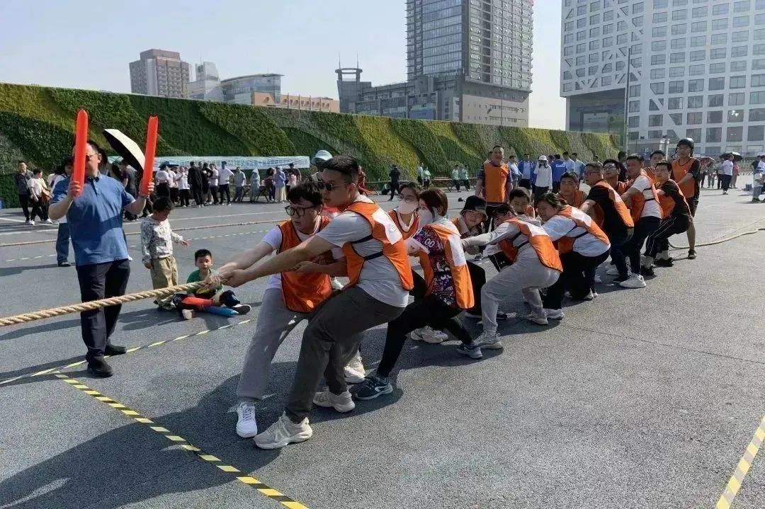 中铁隆组队参加成都市武侯区全民健身拔河比赛