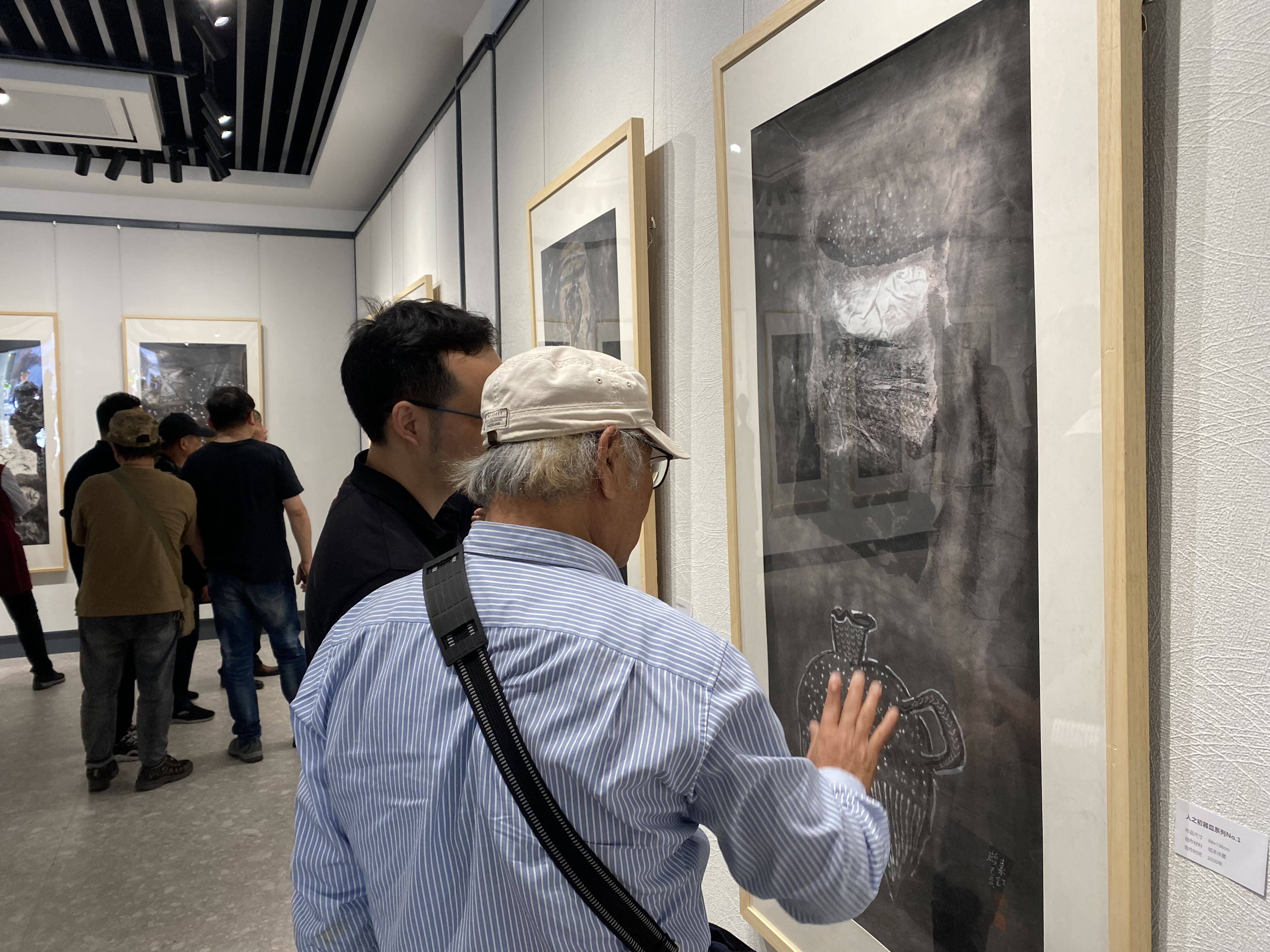 “时间碎片——肖素红当代作品展”在芜湖开幕