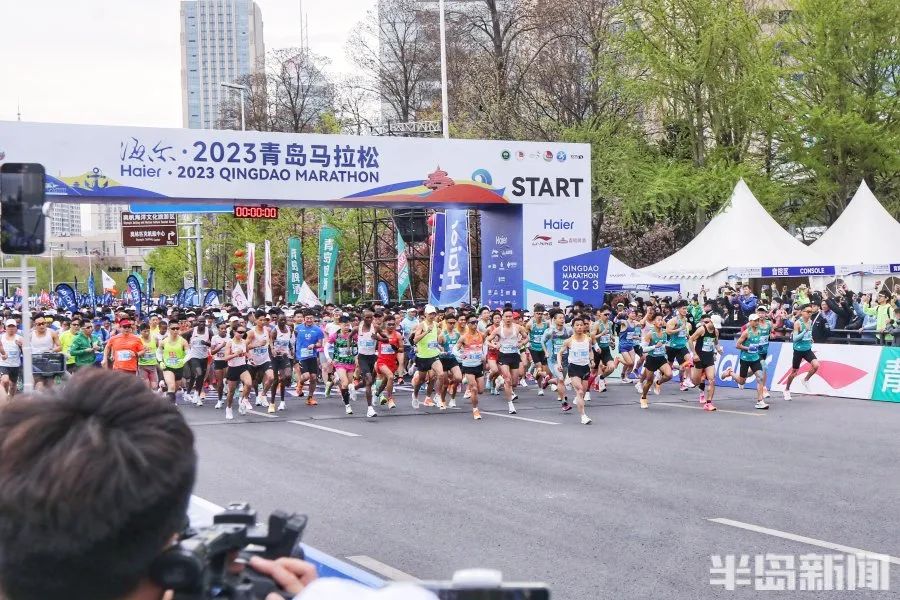 青岛前海一线欢呼声一片，海尔·2023青岛马拉松于今日顺利举办