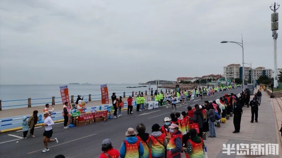 青岛前海一线欢呼声一片，海尔·2023青岛马拉松于今日顺利举办