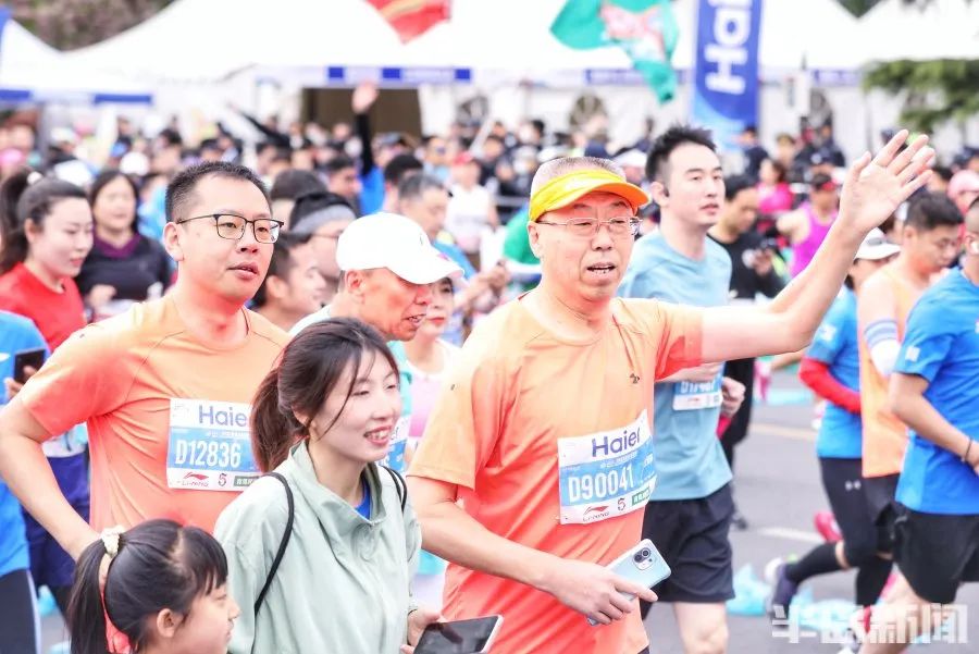 青岛前海一线欢呼声一片，海尔·2023青岛马拉松于今日顺利举办