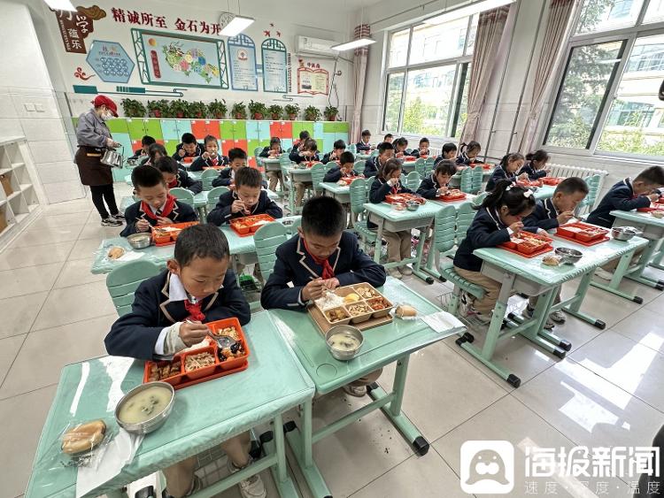 探访中小学生配餐“中央厨房”：2小时加工2.75万份午餐，饭菜入口时不低于60℃