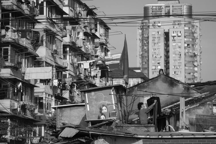 数码摄影与传统银盐联姻，看“上海杨浦·最后的老弄堂——吴建斌摄影原作展”中的创新与探索