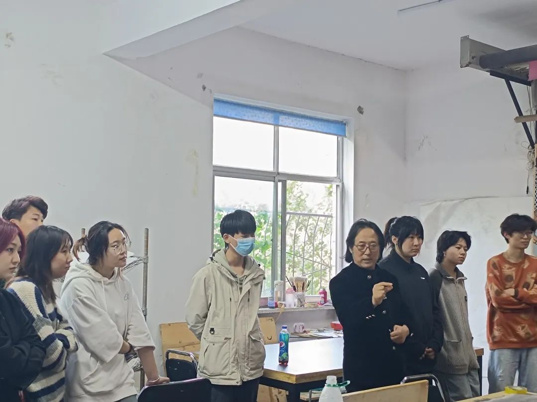 著名画家徐永生走进课堂，对学生进行专业创作指导
